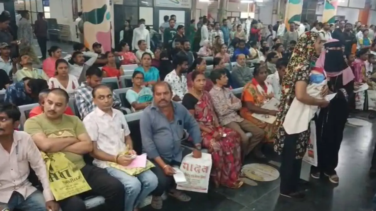 surat-news-server-down-at-smimer-hospital-patients-in-que-out-side-opd-for-2-hours