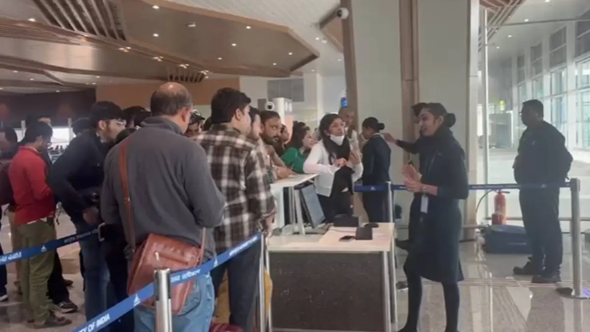 rajkot-news-passenger-create-ruckus-at-airport-due-to-indigo-flight-delay-648954