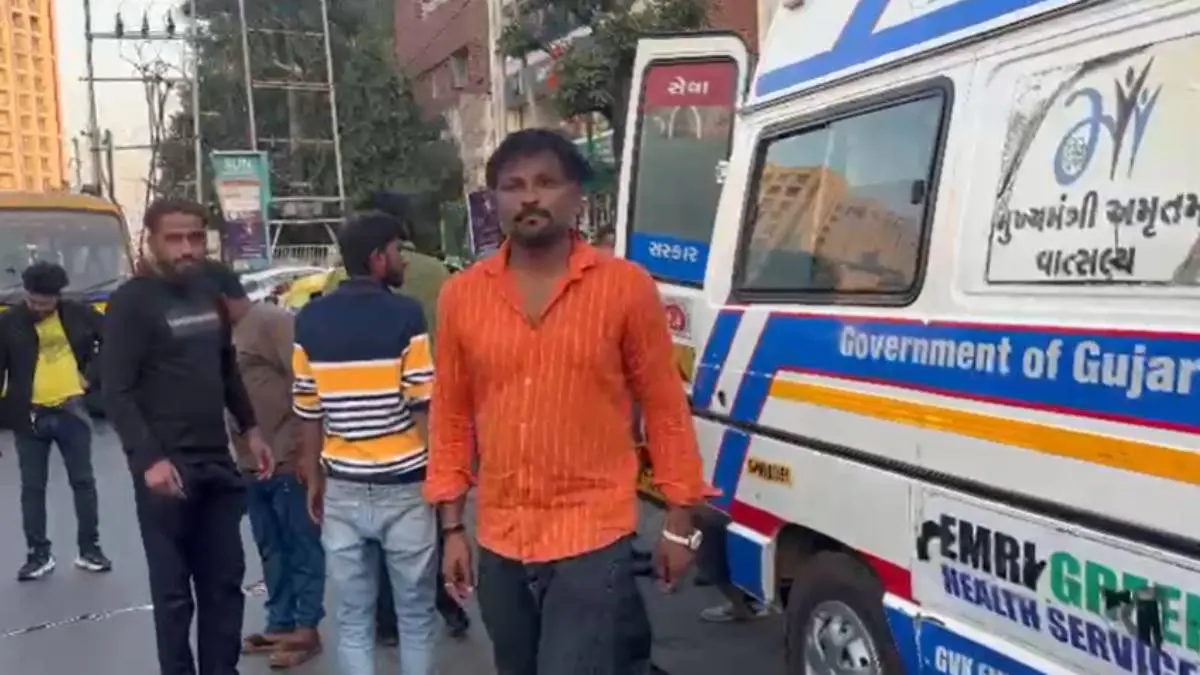 vadodara-news-mini-bus-hits-moped-near-ratri-circle-woman-died-652578