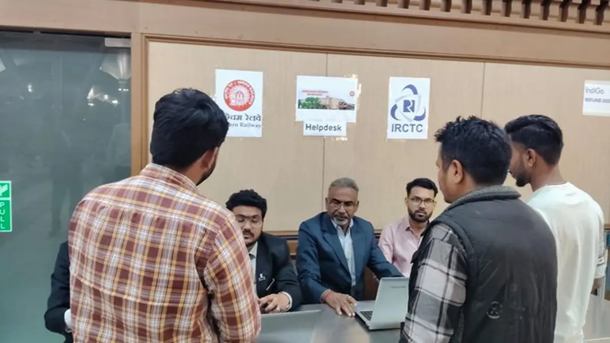 Indigo Flight Crisis: રેલવે હળવી કરશે મુસાફરોની મુશ્કેલી, 89 વિશેષ ટ્રેનો દોડાવાશે, અમદાવાદ એરપોર્ટ પર IRCTC કાઉન્ટર શરૂ