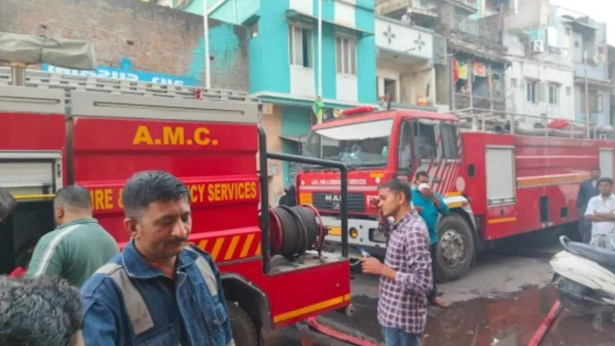 fire-brigade-takes-immediate-action-in-the-fire-incident-at-bhadbhuj-hospital-in-dilli-darwaza-area-651916