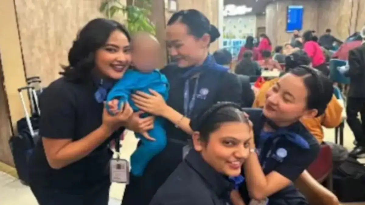 viral-video-indigo-crew-had-fun-with-a-child-after-the-flight-was-delayed-the-video-won-everyones-hearts-651945