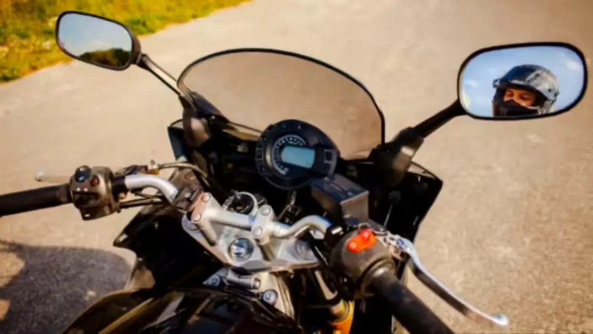 how-to-set-the-rear-view-mirror-in-a-bike-know-the-correct-way-652094