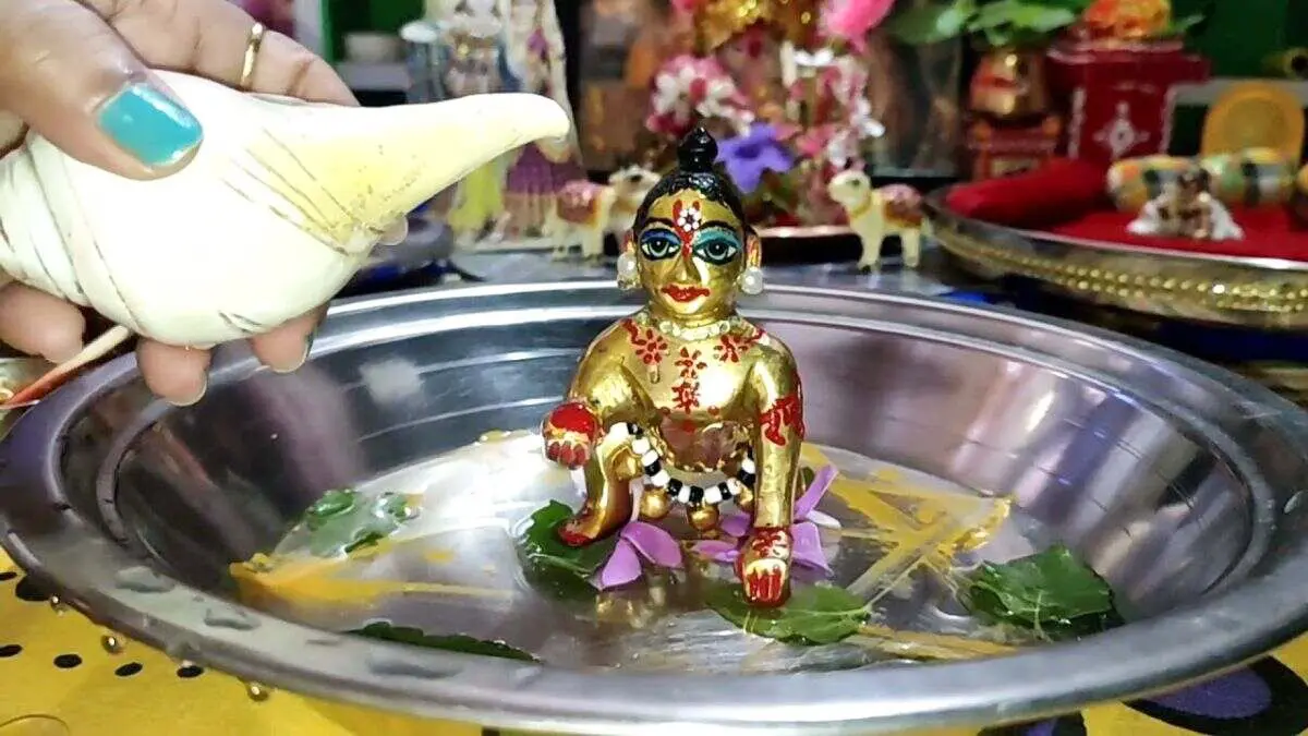 the-most-auspicious-time-and-ritual-to-bathe-laddu-gopal-664062