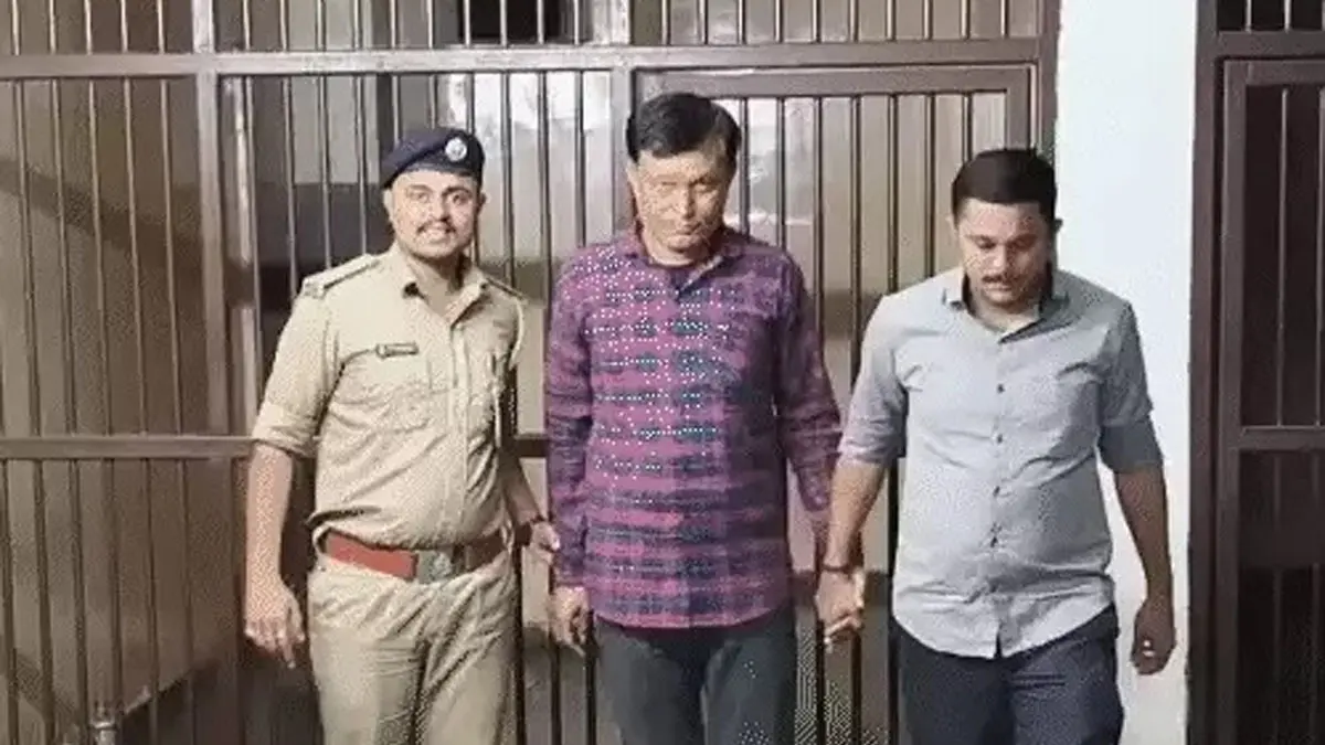 surat-theft-case-thief-takes-back-stolen-money-from-police-651764