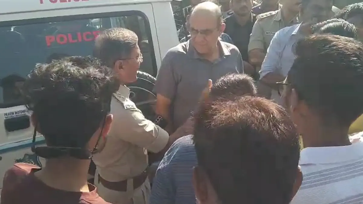 vadodara-news-bajwa-chhani-road-crisis-locals-block-route-overnight-demand-24-meter-road-construction-651616