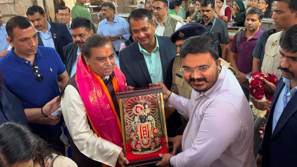 devbhumi-dwarka-news-ambani-family-darshan-at-jagat-mandir-on-last-day-of-2025-665751