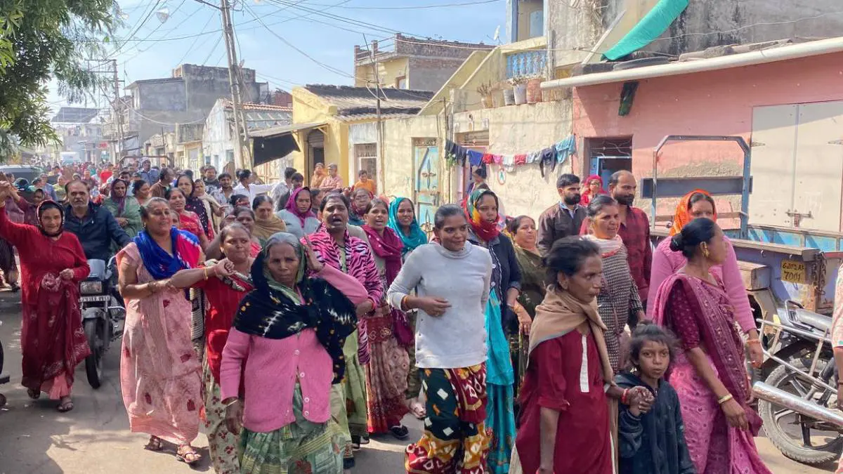 Rajkot: 'હવે કોઈ સમય નહીં, જંગલેશ્વરમાં દબાણ હટીને રહેશે', કલેક્ટરની સાફ વાતથી રોષે ભરાયેલા સ્થાનિકો રસ્તા પર ઉતર્યા