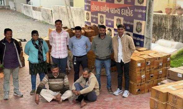 Dahod: LCB પોલીસને મળી મોટી સફળતા, ટ્રક ભરીને વિદેશી દારૂ સાથે બે આંતરરાજ્ય બુટલેગર ઝડપાયા