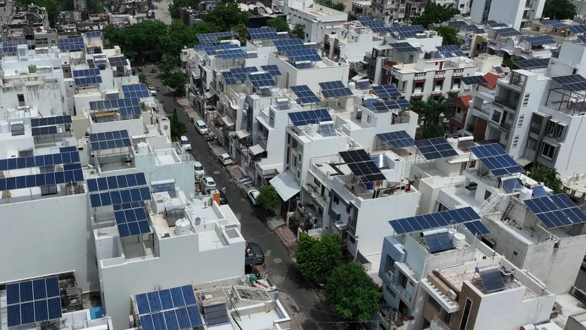 Gujarat Renewable Energy: રૂફટોપ સોલારમાં ગુજરાત મોખરે, 11 લાખથી વધુ ઇન્સ્ટોલેશન દ્વારા 6412.80 મેગાવૉટ વીજળીનું ઉત્પાદન