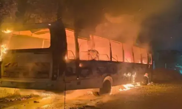 Jamnagar: હીરજી મિસ્ત્રી રોડ પર ખાનગી બસમાં લાગી આગ, મોડી રાત્રે અફરાતફરી મચી