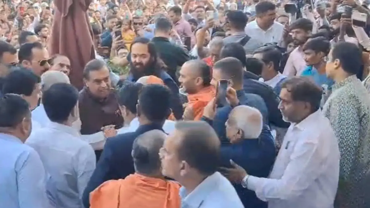 botad-news-mukesh-ambani-along-with-son-anant-arrived-salangpur-dham-offer-prayers-kashtbhanjandev-668092