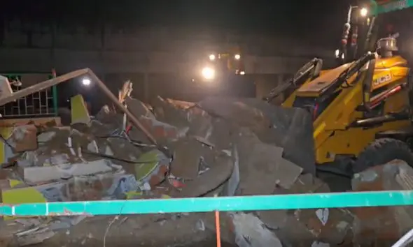 ભરૂચમાં વહેલી સવારે કડકડતી ઠડીમાં તંત્રની કડક કાર્યવાહી: જિલ્લા પંચાયતની હદમાં બે દરગાહો અને 36 દુકાનો તોડી પડાઈ