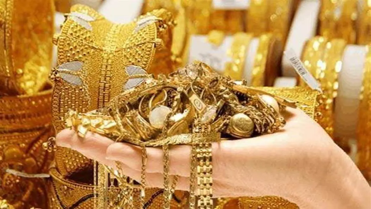 Gold Price in Surat: સોનું ખરીદવાની સુવર્ણ તક: સુરતમાં સોનાના ભાવમાં નોંધપાત્ર ઘટાડો, લગ્નસરાની ખરીદી કરનારાઓને મોટી રાહત