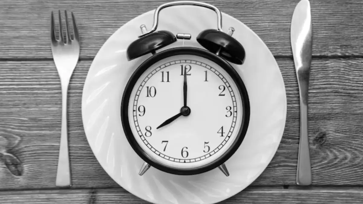 Dinner Timing: ઊંઘતા પહેલા કેટલા સમય અગાઉ કરી લેવું જોઈએ ડિનર? અયોગ્ય સમયે આહાર બીમારીનું કારણ બની શકે છે