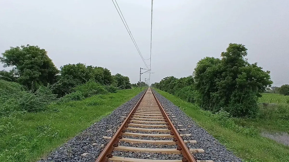 sabarkantha-news-electric-train-to-run-between-himmatnagar-khedbrahma-as-electrification-completes-681897