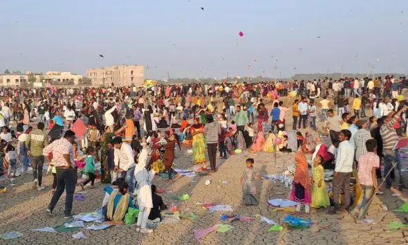 ખંભાતની વિશિષ્ટ પરંપરા: ત્રણ ઉતરાયણનો અનોખો ઉત્સવ, દરિયાઈ ઉતરાયણ માટે ઉમટ્યા હજારો પતંગરસિકો