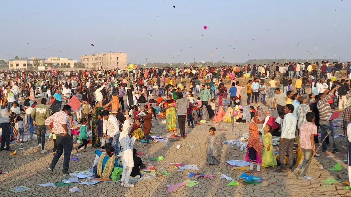 khambhats-unique-tradition-festival-of-three-uttarayans-draws-thousands-to-sea-shore-676001