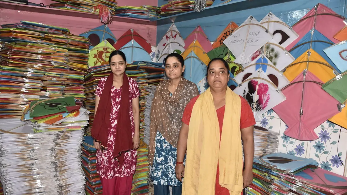 દાદા અને પિતા બાદ દીકરીઓના હાથમાં પતંગની ડોર: સુરતના એક જ પરિવારની 8 બહેનો ચલાવે છે 75 વર્ષ જૂનો પતંગનો વ્યવસાય