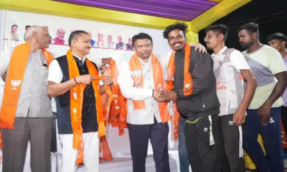 દક્ષિણ ગુજરાતનું રાજકારણ ગરમાયું! વલસાડ AAP માંથી 400 આગેવાન-કાર્યકરો ભાજપમાં જોડાયા