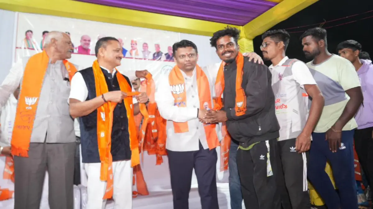 valsad-aap-400-leaders-and-workers-joined-bjp-presence-of-mp-dhaval-patel-667941