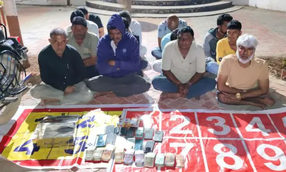 Veraval News:તાલાલાના ગુંદરણમાં જુગારધામ પર પોલીસ ત્રાટકી, 14.85 લાખના મુદ્દામાલ સાથે 13 પત્તાપ્રેમીઓ ઝડપાયા, 27 વોન્ટેડ