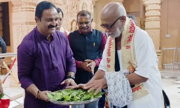 Gir Somnath: મોરારી બાપુએ સોમનાથ મહાદેવના દર્શન કર્યાં, મહાશિવરાત્રિ પર્વે ટ્રસ્ટની વિશેષ બિલ્વ પૂજામાં ભાગ લીધો