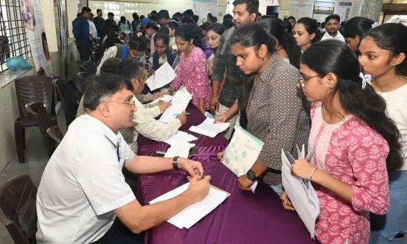 Valsad Final Voter List: વલસાડ જિલ્લાની આખરી મતદાર યાદી પ્રસિદ્ધ, યોગ્ય પુરાવા રજૂ ના કરી શકતાં 11,273 મતદારોના નામ કપાયા