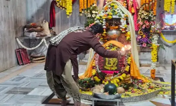 Mahashivratri 2026: બીલીમોરા સોમનાથ મંદિરમાં શિવભક્તો ઉમટ્યા, મહાશિવરાત્રી માટે ખાસ UKથી આવ્યું દંપતી