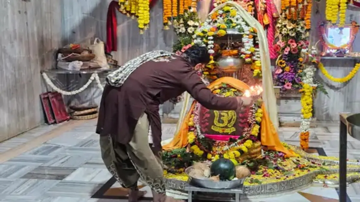 Mahashivratri 2026: બીલીમોરા સોમનાથ મંદિરમાં શિવભક્તો ઉમટ્યા, મહાશિવરાત્રી માટે ખાસ UKથી આવ્યું દંપતી