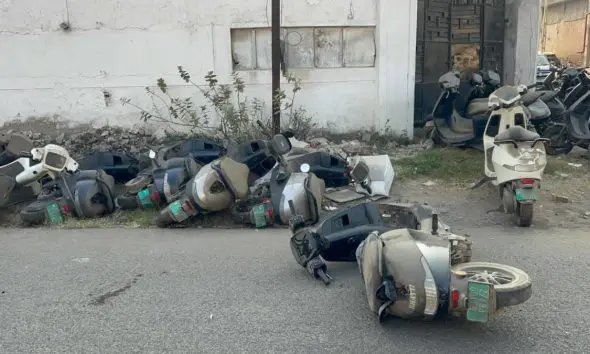 Jamnagar: ધક્કા ખાઈને કંટાળેલા ગ્રાહકોએ OLA સર્વિસ સેન્ટર માથે લીધુ, સ્કૂટરોને રોડ પર ફગાવી દઈ તોડફોડ કરતા અફરાતફરી મચી