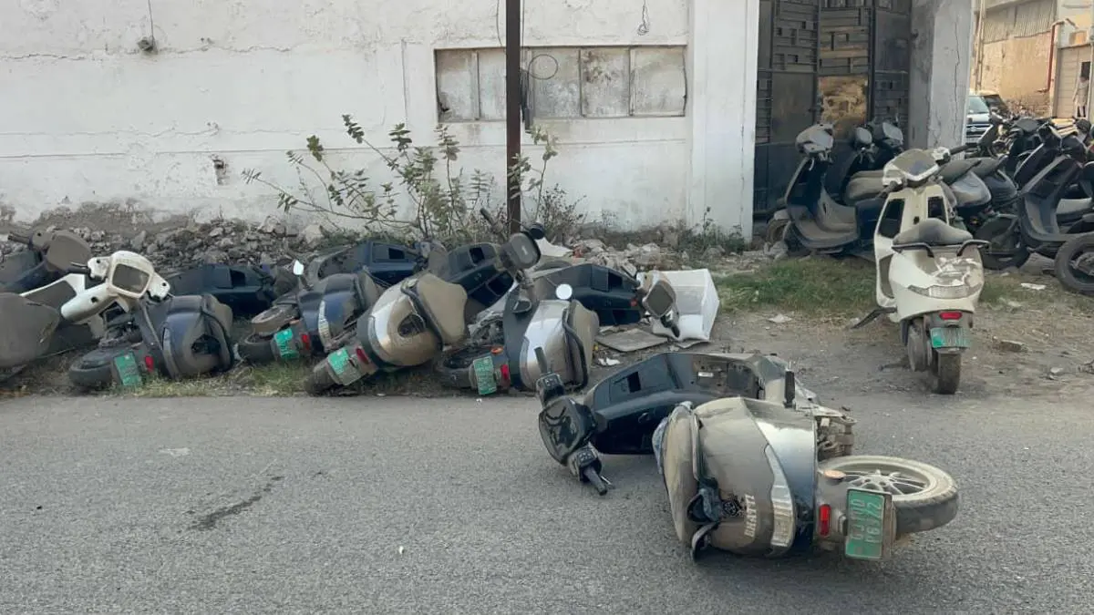 chaos-at-ola-electric-service-center-in-jamnagar-angry-customers-vandalize-scooters-696963
