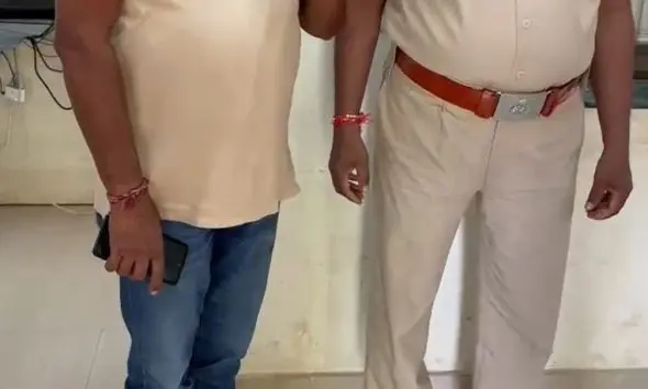 સુરત પોલીસને મોટી સફળતાઃ ATM કાર્ડ બદલીને રૂપિયા ખંખેરતી ઉત્તર પ્રદેશની આંતરરાજ્ય ગેંગના બે રીઢા સાગરિતો સકંજામાં