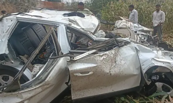 દાહોદ-અમદાવાદ હાઇવે પર ભયાનક અકસ્માત: ડિવાઇડર બાદ થાંભલા સાથે અથડાયેલી SUV કારનો ભુક્કો બોલ્યો, 3 લોકોના મોત