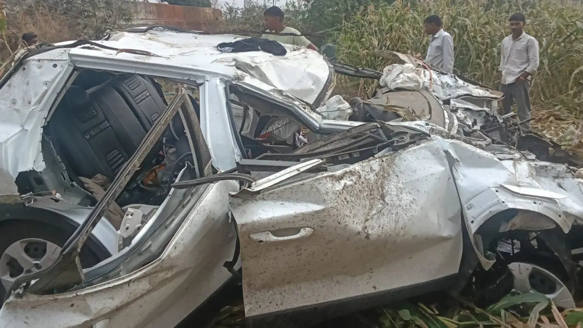 dahod-ahmedabad-highway-suv-car-accident-crash-into-divider-near-limkheda-3-dead-693585