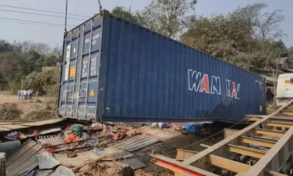 Valsad: નેશનલ હાઈવે પર બેકાબુ કન્ટેનર છત ફાડીને ઘરની અંદર ખાબક્યું, જમવા બેઠેલા યુવકનું ચગદાઈ જવાથી દર્દનાક મોત