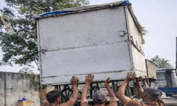 Vadodara: ફતેપુરા ચાર રસ્તા પર દબાણ શાખાનો સપાટો; કાચા શેડ સહિત અનેક હંગામી દબાણો દૂર કર્યા, ચાર ટ્રક ભરી સામાન કબજે