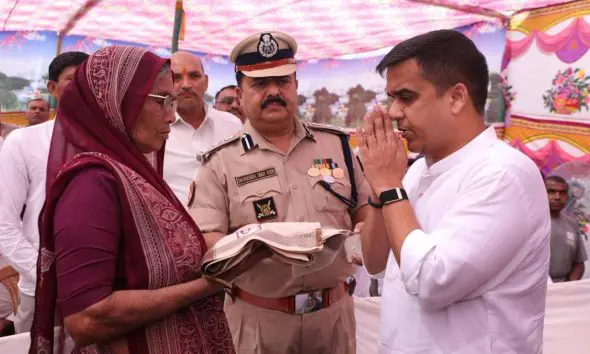 Bhavnagar: નક્સલીઓ સામે લડતા શહીદ થયેલા જવાનના પરિવારની વ્હારે સરકાર, હર્ષ સંઘવીએ રૂ. 1 કરોડનો ચેક અર્પણ કર્યો