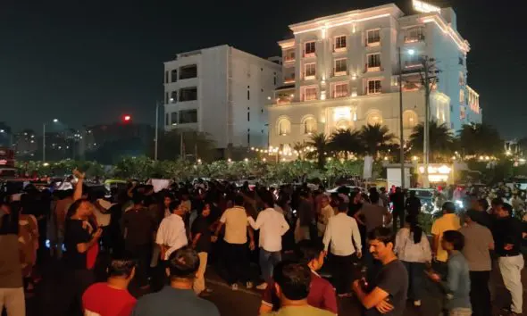 Ahmedabad: હોટલ હિલ્લોક પાસે લોકોએ રોડ બ્લોક કર્યો, ડિવાઈડર કટ ખોલાવવા રસ્તે ઉતર્યા;  2 કિમી સુધી વાહનોના થપ્પા લાગ્યા