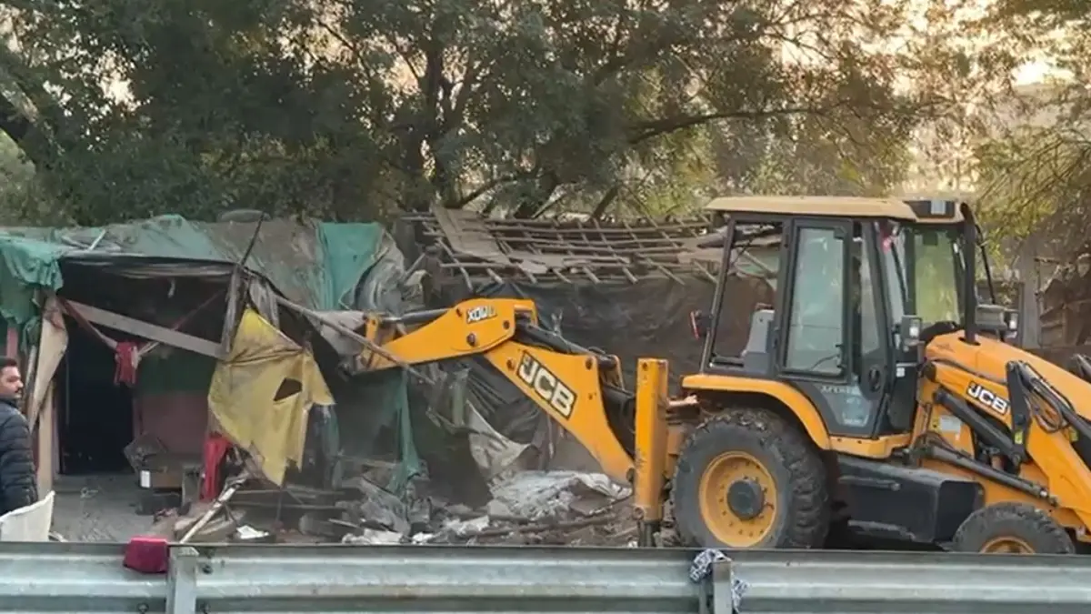 જામનગરમાં ઝૂંપડપટ્ટીનું મેગા ડિમોલિશન; રેલવેની જમીન પર થયેલા દબાણ દૂર થશે, શહેર તેમજ રેલવે પોલીસનો કાફલો ખડકાયો