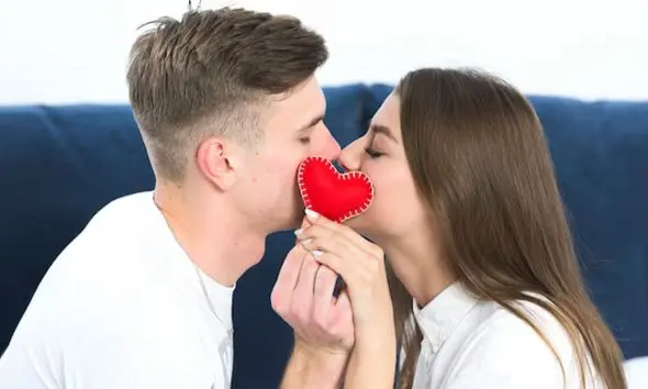 Kiss Day Shayari in Gujarati 2026: પ્રેમ અને ભાવનાત્મક નિકટતા વ્યક્ત કરવાનું સશક્ત માધ્યમ એટલે 'કિસ ડે', આ મેસેજ શેર કરો