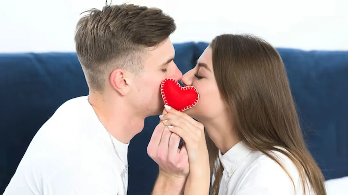 Kiss Day Shayari in Gujarati 2026: પ્રેમ અને ભાવનાત્મક નિકટતા વ્યક્ત કરવાનું સશક્ત માધ્યમ એટલે 'કિસ ડે', આ મેસેજ શેર કરો