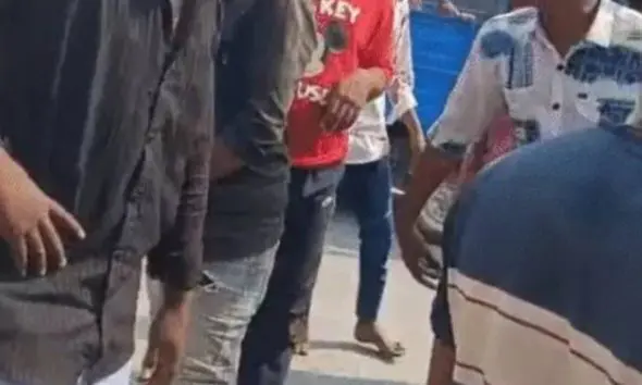 Mehsana: ખેરાલુમાં લવ જેહાદઃ 'રાહુલ' બનીને યુવતીને ફસાવનારો 'જાવેદ' ગેસ્ટ હાઉસમાંથી રંગેહાથ ઝડપાતા ટોળાએ મેથીપાક ચખાડ્યો