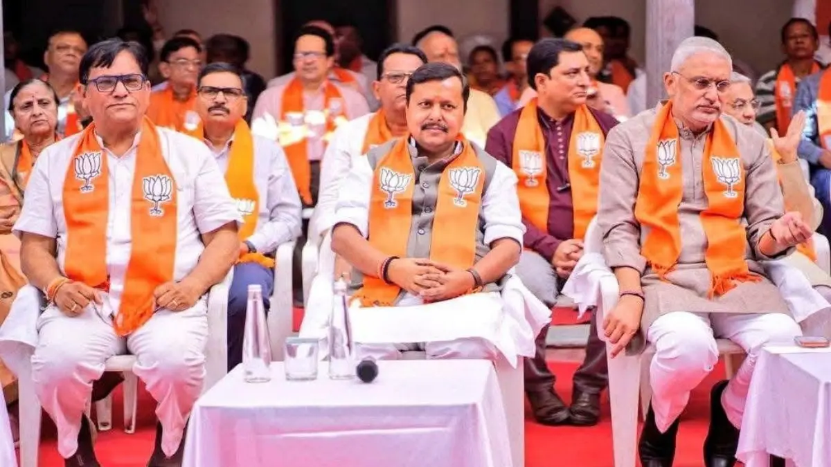 gujarat-visit-nitin-naveen-watched-pm-modi-mann-ki-baat-at-desai-pol-in-ahmedabad-696668