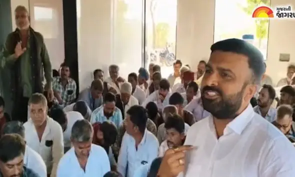 Valsad: રાજુ કરપડાના સમર્થનમાં મૂળીના 50થી વધુ AAP હોદ્દેદારોએ આપ્યું રાજીનામું; ખેડૂતોએ કહ્યું, "તમે જ્યાં જશો, ત્યાં અમે તમારી સાથે"