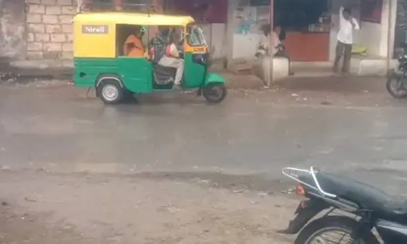 કોડીનાર પંથકમાં કમોસમી આફતઃ ધોધમાર વરસાદથી ખેડૂતોમાં ચિંતાનું મોજું; અનેક ગામોમાં રસ્તા પર પાણી વહેતા થયા