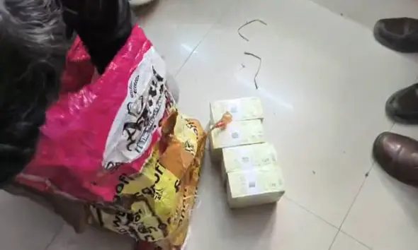 Navsari: ચીખલી પોલીસની NH-48 પર મોટી કાર્યવાહી, આઈસર ટેમ્પોમાંથી રૂ. 50 લાખની બિનહિસાબી રોકડ જપ્ત