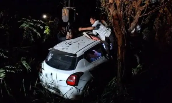 Surat: ઓલપાડમાં બેકાબુ કાર ધડાકાભેર ઝાડ સાથે ભટકાઈ, બ્યૂટી પાર્લરના ઓર્ડર માટે જતી બે મહિલાઓના દર્દનાક મોત