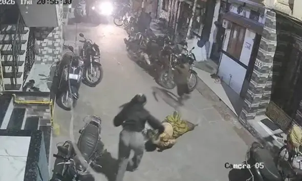 Surat: લિંબાયતમાં નિર્માણધીન બિલ્ડિંગના પહેલા માળે માતા-પુત્રી નીચે પટકાયા, રૂંવાડા ઉભા કરી દે તેવા દ્રશ્યો CCTVમાં કેદ