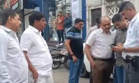 surat-crime-news-rs-35-lakh-looted-after-car-window-smashed-in-rander-area
